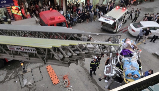 Rơi từ tầng cao chung cư xuống mái tôn, cháu bé thoát chết 'kỳ diệu' - Ảnh 1.