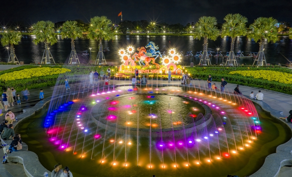 Du khách ghi lại khoảnh khắc bên cụm song mã.